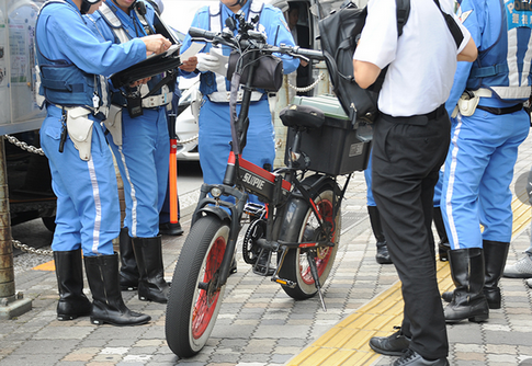 【東京】「これ“自転車”です」→「あれ、車輪が止まらないね。署まで」 30分で5人摘発「ペダル付電動バイク」取締りの“変化”