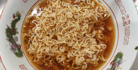 【貧困】「食事は袋ラーメンのみ」　物価高で遺児家庭半数「必要な食料買えず」