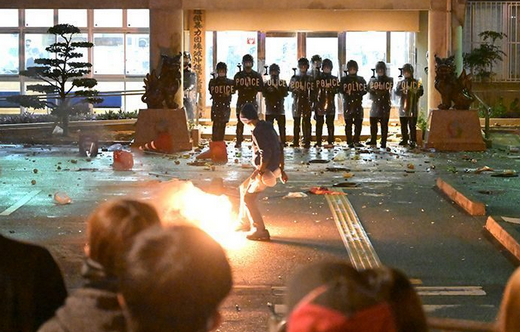警官による高校生失明を機に沖縄署襲撃　少年12人と保護者20人に計400万円の賠償命令  [567637504]