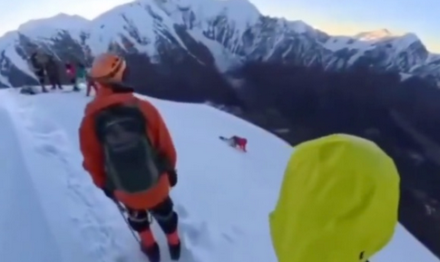 【動画】標高5588mの山頂から登山者滑落、死に向かう瞬間が撮影される