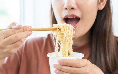 【ヌーハラ】同僚が隣席でラーメンをすする音が不快～「おいしそうですね！と言おう」「我慢しろ」職場のヌーハラ問題に意見続々
