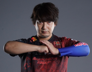 【朗報】梅原大吾「カプコンはアホ。スト6観戦に6000円の価値無いでしょｗ俺の試合なら価値あるが」