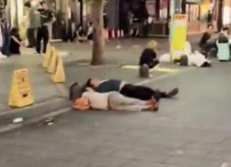 【動画あり】中国人観光客、新宿にて宿泊費を節約しようとコインロッカーに入って寝たり、直接野宿したりする