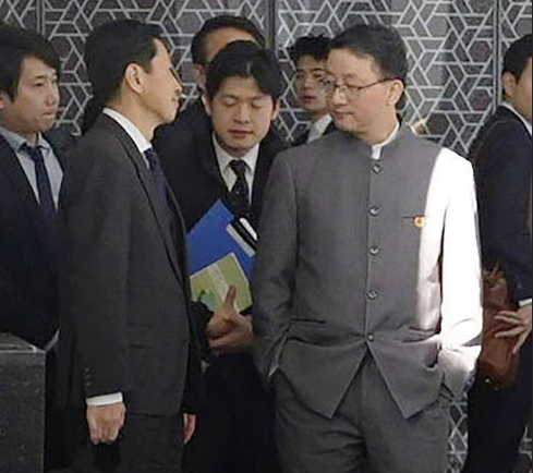 【しぐさの意味】鈴木宗男議員、物議醸す中国外務省局長の「両手ポケット突っ込み」に言及「習近平国家主席のことを考える時、虚勢を張るのは大きな仕事」と指摘