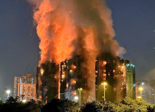 【中国本土のSNS、香港火災の話題一色に　微博（ウェイボー）で閲覧10億回超える投稿も】「建設業者が手抜きをしたのか？　どうしてこんな大規模火災が起き得たのか？」