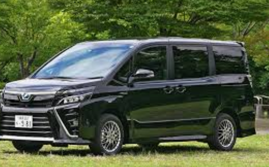 【裁判】「車検切れのヴォクシーに別車両のナンバープレートを取り付けて運転しようとした」　小学生を横断歩道ではね、高校生をひき逃げ、無免許運転…3度逮捕の無職の男（75）に懲役3年6か月求刑