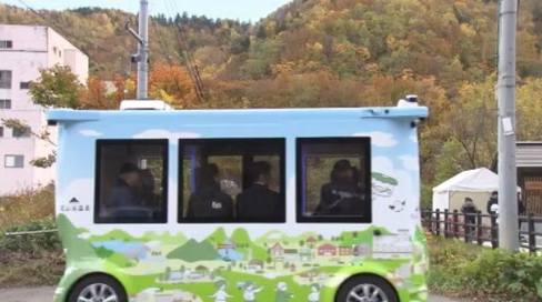 自動運転バス、落ち葉を障害物と誤認し急ブレーキが作動で→乗客が転倒