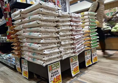 【コメ】スーパー買い物客、コメ価格に不満「パンで済ます」「半分に減らした」　一部でコメ離れ