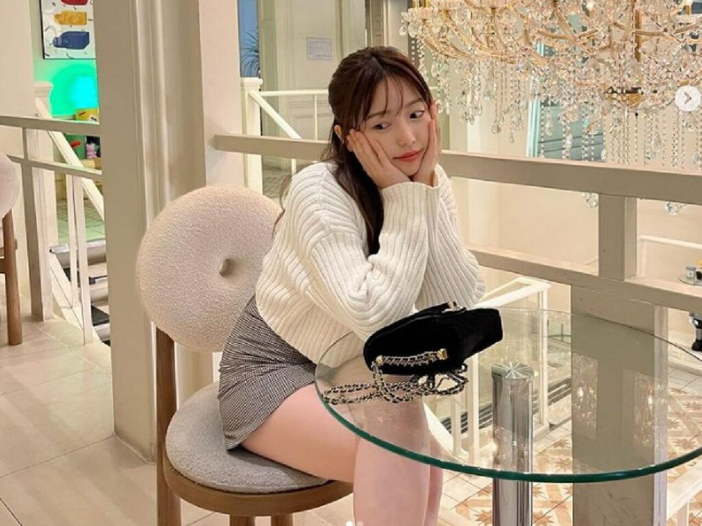 島崎遥香の美脚を引き立てるミニスカとロングブーツの魅力