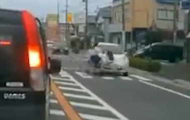 【動画】おじさん、自転車の女子高生を跳ねてしまう