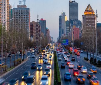 【中国】〈カローラより約100万円安い〉衝撃価格。中国自動車市場を価格破壊した“激安PHV”が2026年日本上陸…「もう競争力を維持できない」日系メーカーの悲鳴