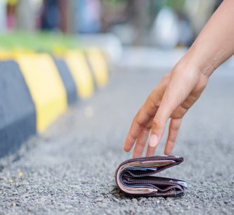 【質問】交番に「5万円入った財布」を届けたら、警察に「あなたの情報を伝えますか？」と聞かれた！ 断ったけど、もし頼んでたら“お礼に1割”もらえてたのでしょうか？