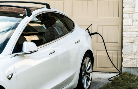 【くるま】EVがガソリン車より「安価」になる日は近い、ニッチ市場から主流市場へ