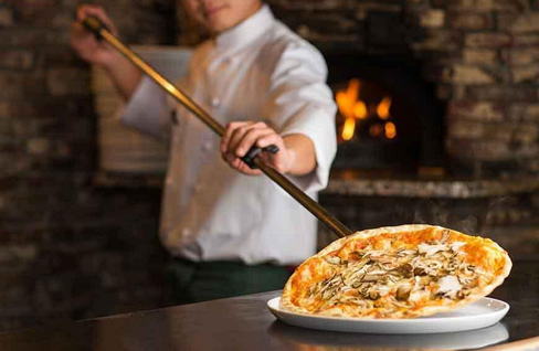 【タバスコ】「イタリア人が見たら卒倒！！ピッツァにコーンはNG」日本独自のトッピング　“本場”ではマナー違反なピザの食べ方とは