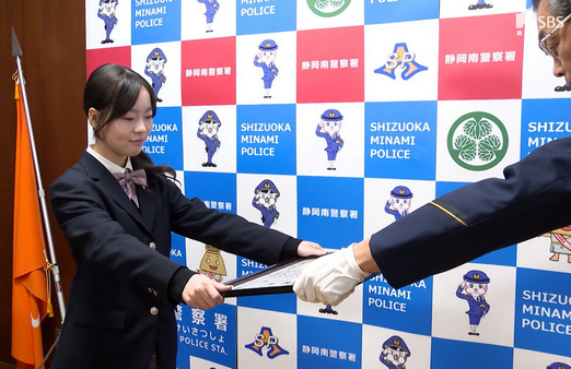 制服JK「お姉ちゃんと手をつないでもらっていい？」「(ｺｸﾘ)」ｷﾞｭｯ　迷子の男児を発見し匠の技で保護