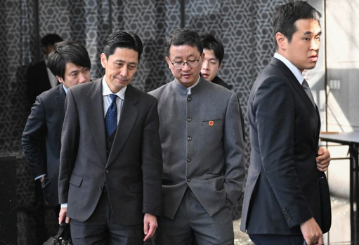 【両手をポケットに入れて日本側を見送る異例の振る舞い】中国の外交官の無礼外交の波紋広がる・・・国際社会の注目と批判が集まっている