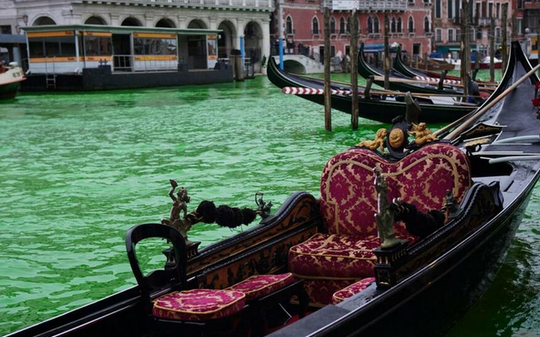 【国際】ベネチアの運河が緑に、環境活動家が抗議で染料流し込む