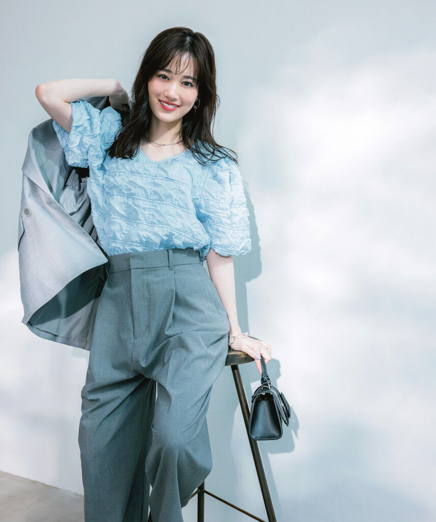 山下美月の眼鏡&膝上丈コーデが話題!脚長効果を徹底解析