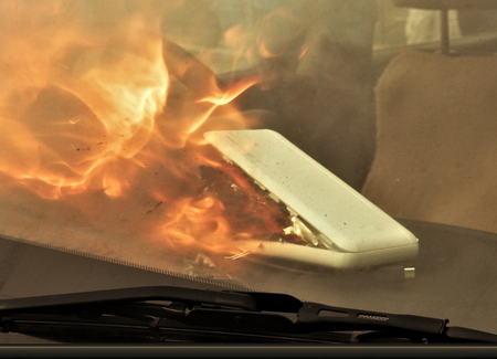 【悲報】Amazonさん、モバイルバッテリーのせいで倉庫が火災ｗｗｗｗ