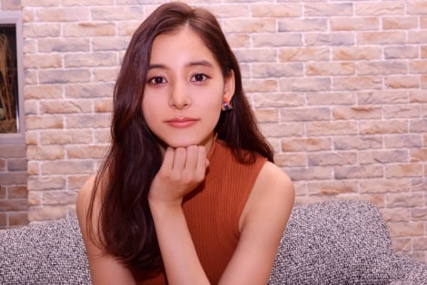 新木優子の秋、紅葉と笑顔のオフショットに癒される!