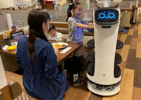 【芸能】千鳥・大悟、ファミレスで料理を運んでくるネコ型ロボットに本音「はっきり言う。飯は人間に運んでもらいたい」