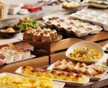 【悲報】朝食バイキング、まだ終了40分前なのにデザートのフルーツが無くなって客ブチギレ