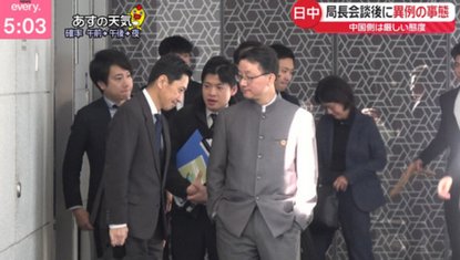 【画像】中国政府高官（皇帝）と話す日本側代表（サラリーマン）   凄すぎてバズるwwwww