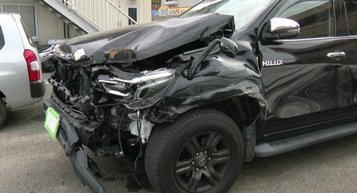 77歳男、飲酒運転で信号に衝突→バックして後ろの車に衝突→逃げる際に信号に3回衝突し別の車にも衝突