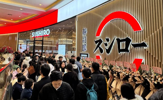 【国際】上海スシローに7時間待ちの大行列！北京出身ピン芸人「列が万里の長城よりもなげぇよ！」→ネット民「反日なのに並ぶのか」「中国撤退しろ」など辛辣な声