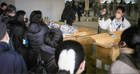 【生活困窮者】都庁前の食品配布に900人超、「1日1食」で耐える困窮者も…"物価高"深刻な状況続く中、年末年始「炊き出し」各地で実施