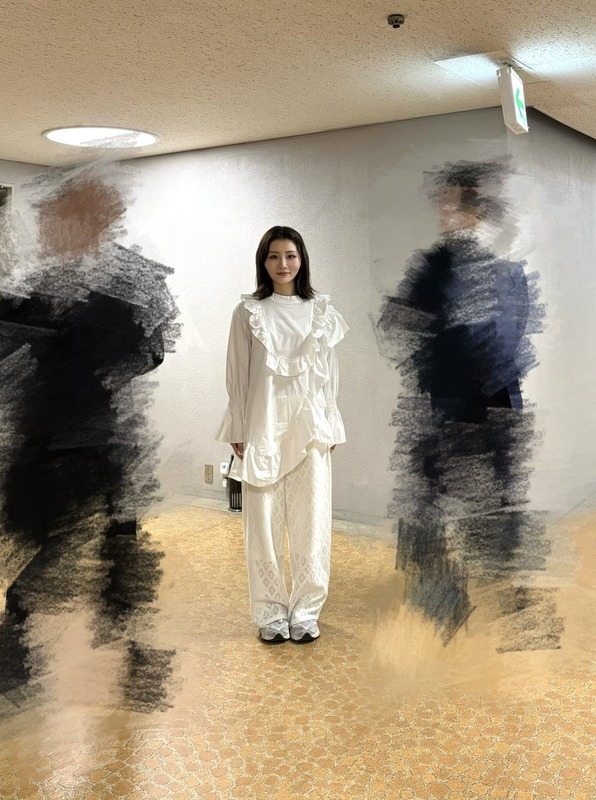 【秋吉優花】厳重警備に守られながらお仕事