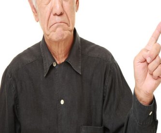 Z世代接客業が語る「40-60代男性クレーマー問題」に同意の嵐