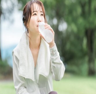 【飲み物】「運動しない人はスポドリを飲まないで」血糖値爆上がり?熱中症予防はできない?医師に聞く市販ドリンクとの付き合い方