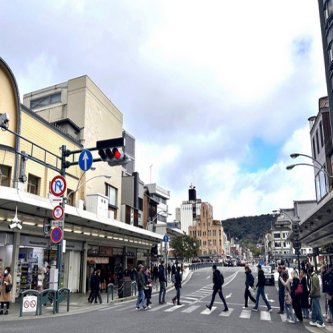 【京都観光】中国人旅行者キャンセルが続出したら行儀のいい富裕欧米人が増えた・・・飲食店店主「大声で騒がないし、ゴミを出さない。チップを置いて帰る人もいる。正直、商売はやりやすいですね」