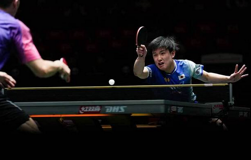 中国で開催の卓球W杯 表彰式でプレゼンターが日本の前にトロフィーを地べたに置く『欲しけりゃ拾え』