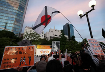 【社会】「日の丸にバツ印」掲げた大学生　あいまいな国旗損壊罪に「怖い」