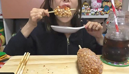 【炎上】美人すぎる大食いユーチューバー、飲み込まずに吐いてたのがバレて炎上ｗｗｗｗ