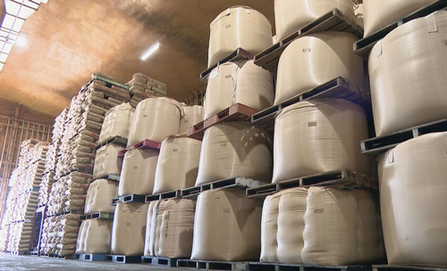 コメが倉庫の天井近くまで山積みに… 「コメが余って売れない」 「年明け以降は価格下がる」 国の政策に振り回されたコメ業界