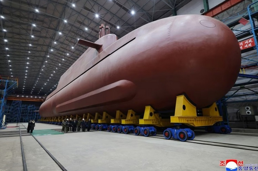 【画像】北朝鮮、初の「原子力潜水艦」の新画像公開　米海軍のバージニア級に匹敵するサイズ