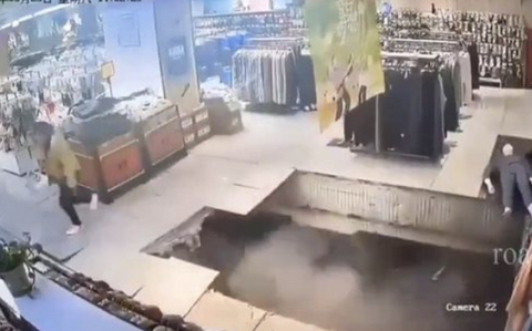 【動画】ショッピング中に床がなくなる中国のモール