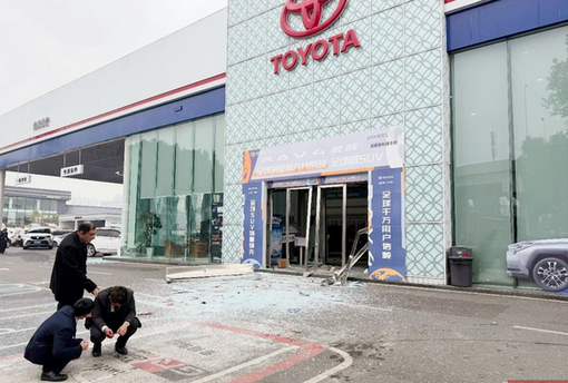 【中国】トヨタ販売店前で男が体にくくりつけた爆薬を爆発させて死亡、4人けが