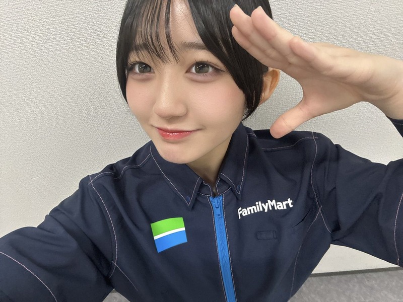 【石松結菜】博多駅南３丁目店にラッピングされてます