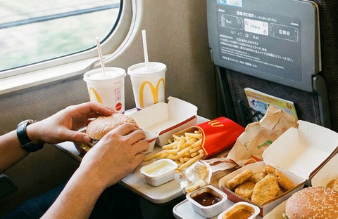 【マナー】新幹線でマックを食べるのはマナー違反！？「常識がない」4.5万いいね超え…『匂いテロ』vs『個人の自由』の大論争