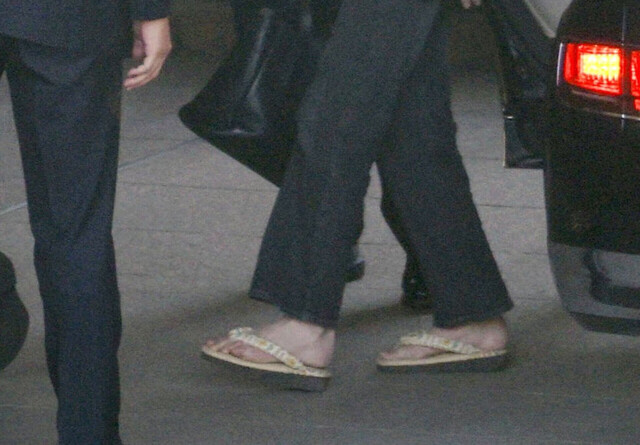 【画像】高市早苗さん、真冬の公邸引越しにビーサン姿で話題に