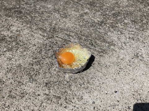 【調理】太陽の熱で目玉焼きを焼く