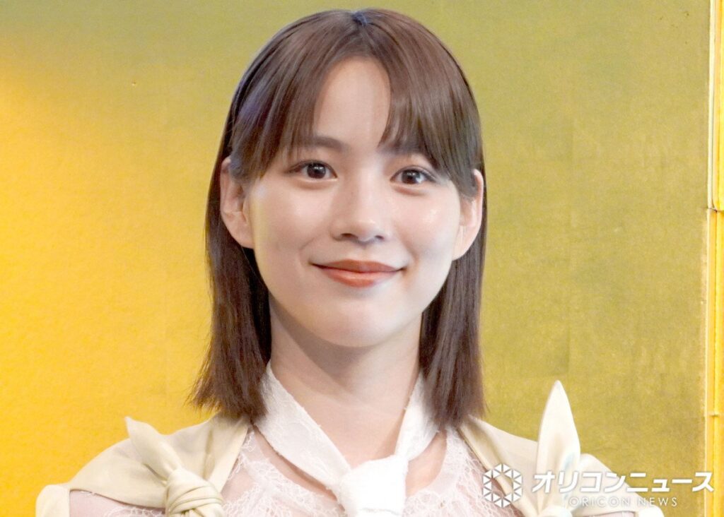 のん、肩丸出しのショット公開 「エレガント、ビューティー！」