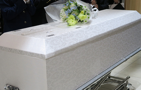 葬儀屋「まず棺桶が10万」　俺「えっ？それすぐ燃やしますよね？」　葬儀屋「はい」