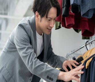 【ファッション】「ダサい中年男性」だけが今も続けている“時代遅れなファッション”ワースト3