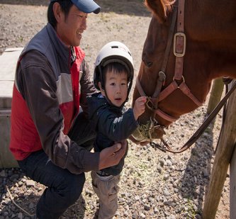【山梨】4歳女児が餌やり体験で馬に指をかみ切られ切断、施設運営の男を業務上過失傷害の容疑で書類送検