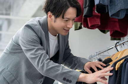 【ファッション】「ダサい中年男性」だけが今も続けている“時代遅れなファッション”ワースト3